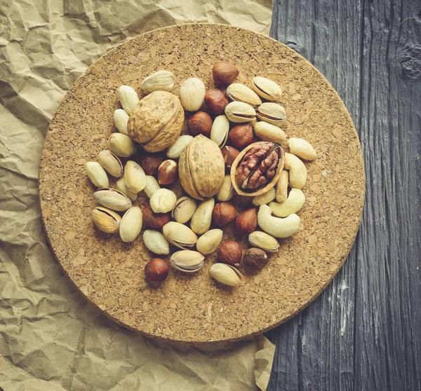 Орехи, украшенные в тарелке на деревянном столе — стоковое фото