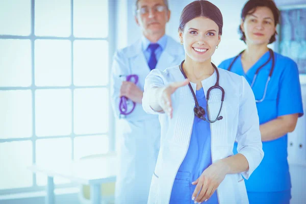 Ärztin reicht Handschlag im Krankenhaus — Stockfoto