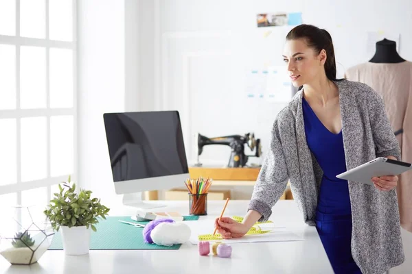 Portret van Fashion designer aan het werk in haar atelier — Stockfoto