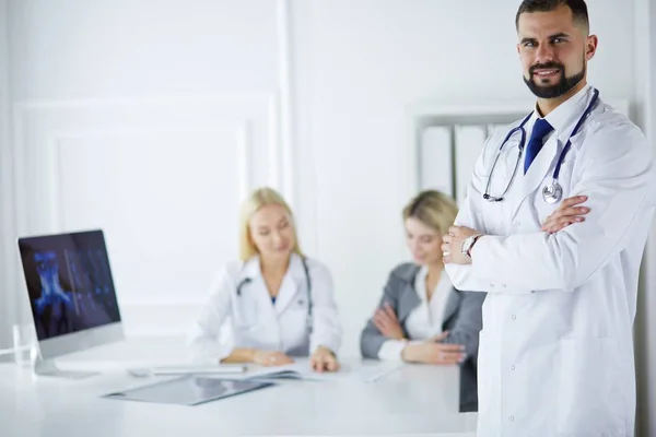 Médico feliz con personal médico en el hospital — Foto de Stock