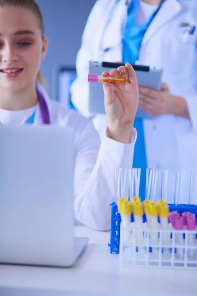 Asistente de laboratorio sosteniendo tubo de ensayo. —  Fotos de Stock