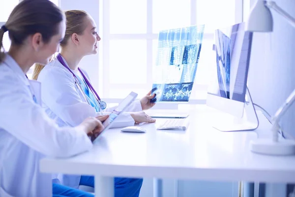 Kadın doktorlar hastanede röntgen görüntülerini inceliyor ve tartışıyorlar.. — Stok fotoğraf