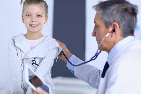 Menina e médico com estetoscópio ouvindo batimentos cardíacos — Fotografia de Stock