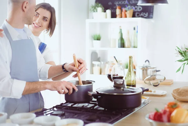 Couple cooking together in the kitchen at home — Stock Photo, Image