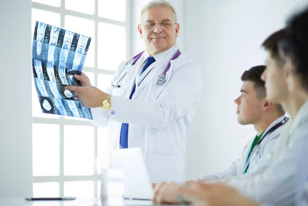 Equipo médico sentado y discutiendo en la mesa —  Fotos de Stock