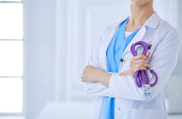 Alegre médico feliz con las manos cruzadas sobre fondo azul — Foto de Stock