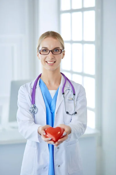 Dokter met stethoscoop hart, geïsoleerd op witte achtergrond — Stockfoto