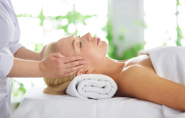 Vacker ung kvinna avslappnande under hela kroppen massage på Spa — Stockfoto