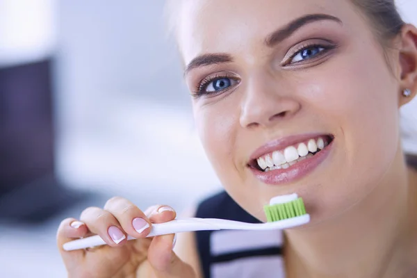 Молодая красивая девушка, поддерживающая гигиену полости рта зубной щеткой . — стоковое фото