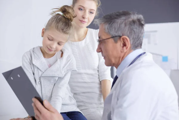 Klein meisje met haar moeder op consult bij een dokter — Stockfoto