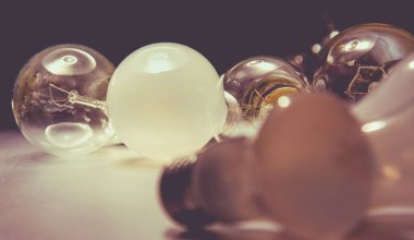 Parlak ampul, siyah arkaplanda izole