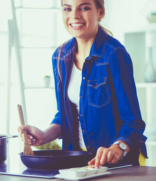 Jeune femme dans la cuisine préparant un repas — Photo
