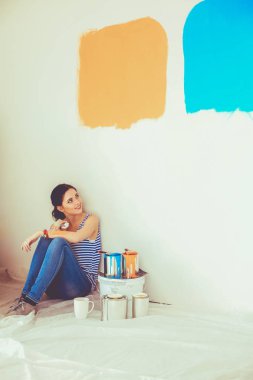 Karton kutuları olan yeni bir evde bir kadın.