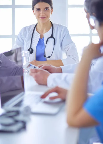 Médicos consultando entre sí en una sala de conferencias del hospital — Foto de Stock