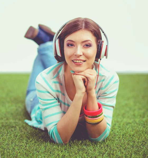 Jonge vrouw die naar de muziek luistert. Jonge vrouw — Stockfoto