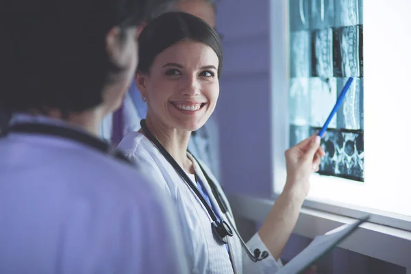 Groep artsen die röntgenfoto 's in een kliniek onderzoeken, denken aan een diagnose — Stockfoto