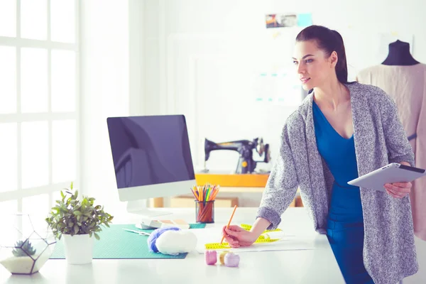 Porträt der Modedesignerin bei der Arbeit in ihrem Atelier — Stockfoto