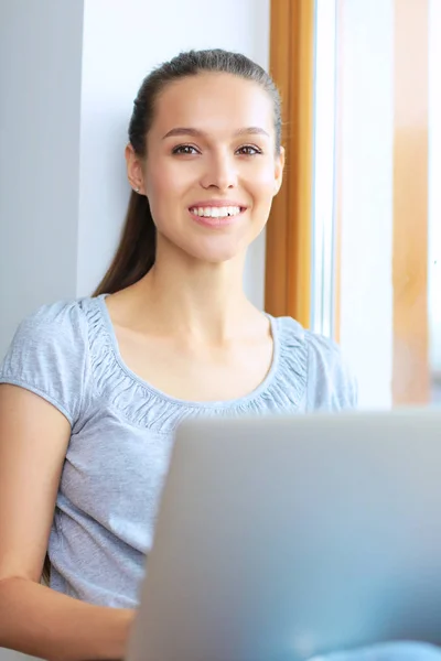 Jong mooi vrouw met behulp van een laptop computer thuis — Stockfoto