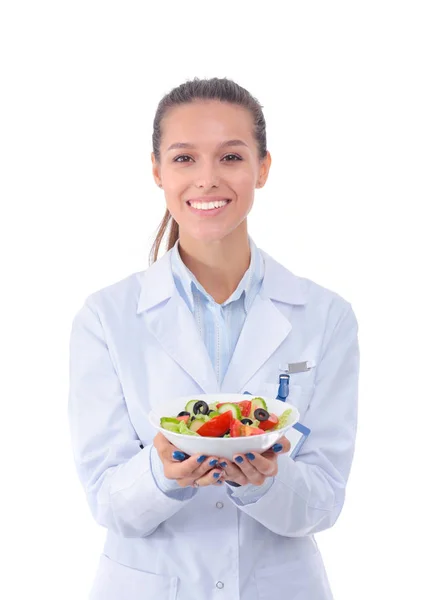 Портрет красивої жінки-лікаря, що тримає тарілку зі свіжими овочами. Жінка лікарі . — стокове фото