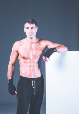 kaslı adam boş tutan.