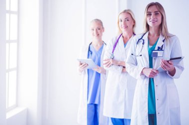 tıbbi ofiste geçti silah ile duran üç kendine güvenen kadın doktor portresi.