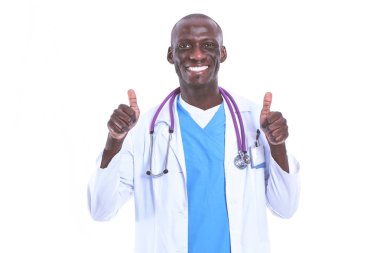 Beyaz arka planda tek başına duran bir doktorun portresi. Doktor bey. Klinik