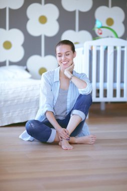 Genç kadın lotus pozisyonunda evde Yoga yapıyor. Genç kadın yoga yaparken.