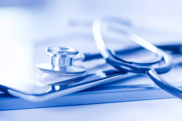 Orvosi felszerelés: sztetoszkóp és tabletta fehér alapon. Orvosi felszerelés — Stock Fotó