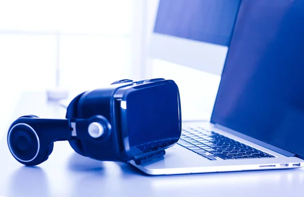Wirtualna rzeczywistość gogle na biurku z laptopem. Interesy. Technologia 3d — Zdjęcie stockowe