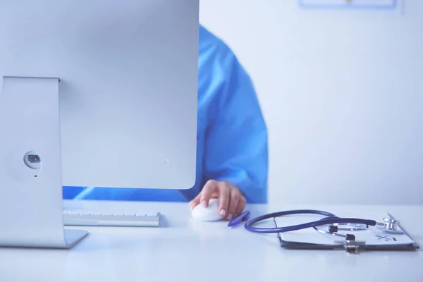 Stéthoscope sur bureau. Médecin travaillant à l'hôpital. Soins de santé et concept médical — Photo