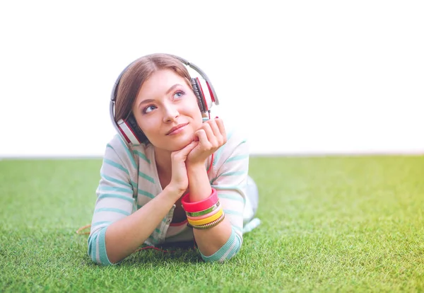 Νεαρή γυναίκα που ακούει μουσική. Νεαρή γυναίκα — Φωτογραφία Αρχείου