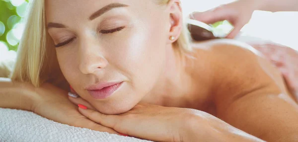 Красива молода жінка розслабляється під час повного масажу тіла в спа-салоні — стокове фото