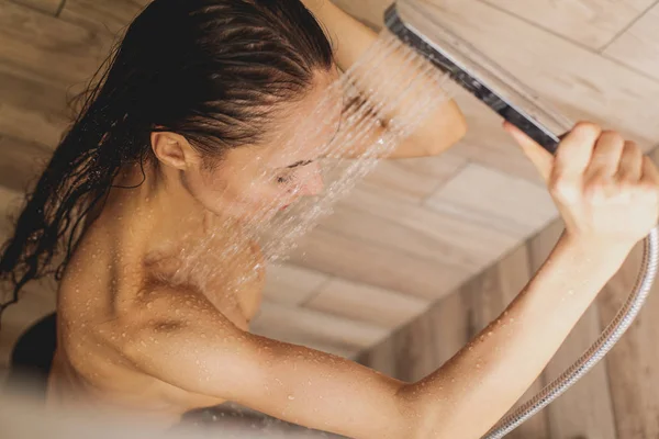 Jonge beautyful vrouw onder de douche in de badkamer. — Stockfoto