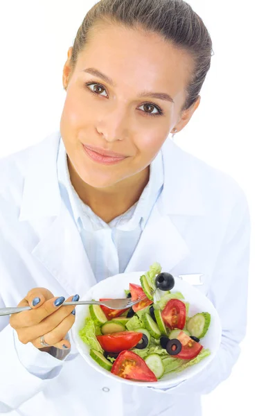 Retrato de una hermosa doctora sosteniendo un plato con verduras frescas. Mujeres doctores. —  Fotos de Stock