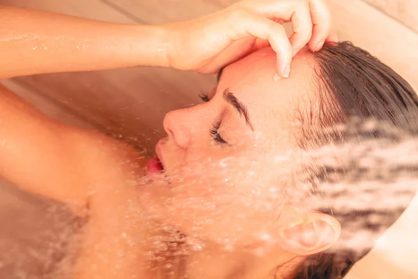 Joven mujer hermosa bajo la ducha en el baño . —  Fotos de Stock