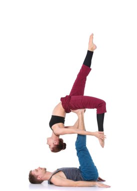 Genç atletik çift pratik acroyoga. Çiftinde Dengeleme.