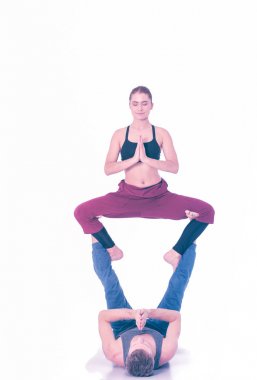 Genç atletik çift pratik acroyoga. Çiftinde Dengeleme.