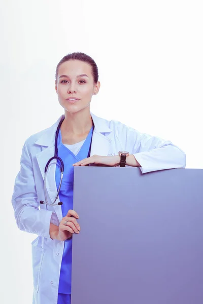一个带着空白广告牌的女医生女医生 — 图库照片