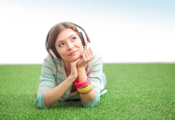 Müzik dinleyen genç bir kadın. Genç kadın. — Stok fotoğraf