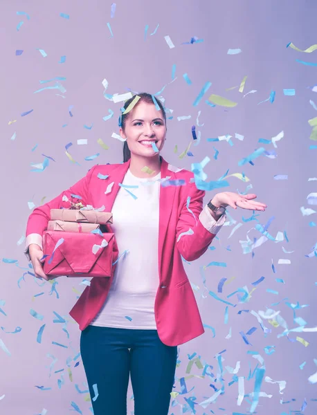 Mooie gelukkige vrouw met de doos van de gift op feest feestje met confetti. Verjaardag of nieuwe jaar vooravond vieren concept — Stockfoto