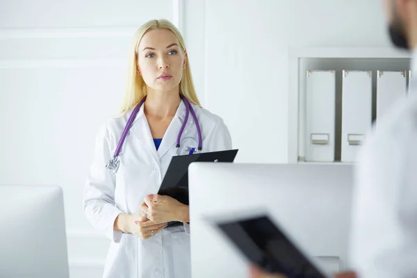 Ärztin steht mit Ordner im Krankenhaus — Stockfoto