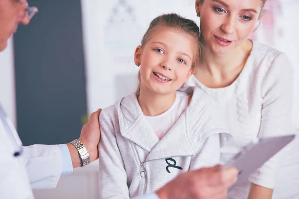 Little girl with her mother at a doctor on consultation — Stock Photo, Image