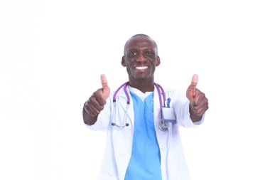 Beyaz arka planda tek başına duran bir doktorun portresi. Doktor bey. Klinik