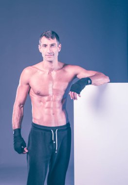 kaslı adam boş tutan.