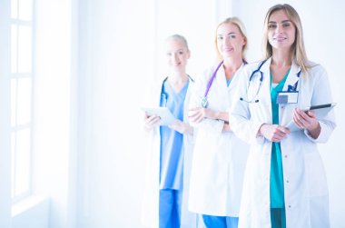 tıbbi ofiste geçti silah ile duran üç kendine güvenen kadın doktor portresi.