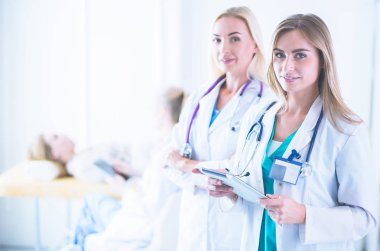 tıbbi ofiste geçti silah ile duran üç kendine güvenen kadın doktor portresi.