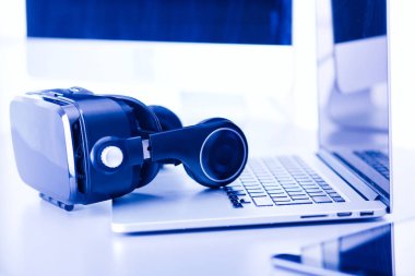 Bilgisayarlı sanal gerçeklik gözlükleri. İş. 3D teknoloji