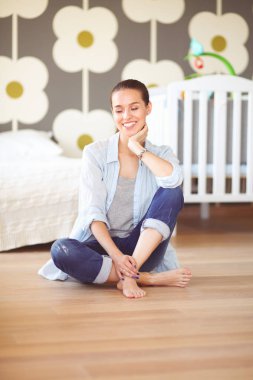 Genç kadın lotus pozisyonunda evde Yoga yapıyor. Genç kadın yoga yaparken.