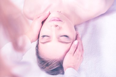 Masaj masasında uzanmış gözleri kapalı rahatlayan genç bir kadın. - Kadın. Spa salonu