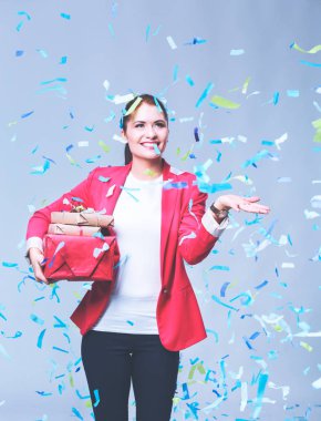 Hediye kutusu ile konfeti kutlama partisinde güzel mutlu kadınla. Doğum günü veya yeni yıl arifesi kavramı kutlama